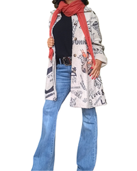 Manteau en laine 3/4 imprimé d’écritures noires et d’une jeune femme de dos