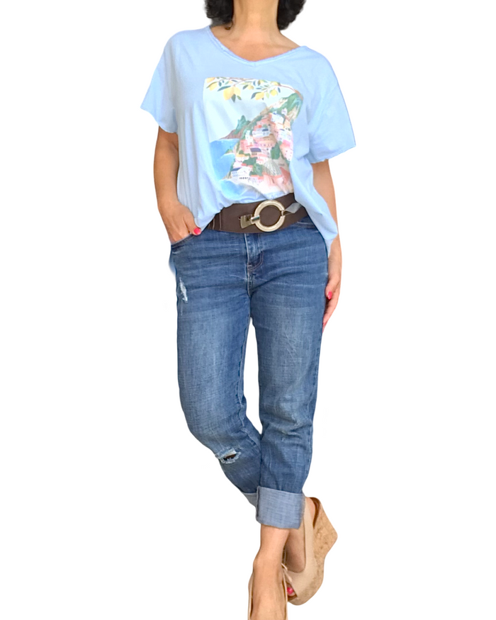 T-shirt col en V bleu ciel – Côte d’Azur