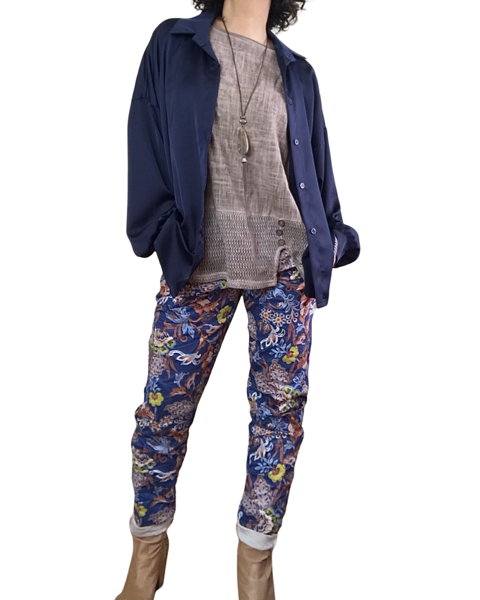 Pantalon imprimé floral bleu, beige, jaune et noisette en ultra suède à taille élastique avec cordon noir