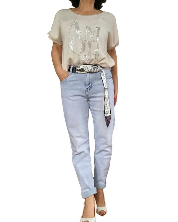 T-shirt beige écrit « AMORE » en petites pierres argentées