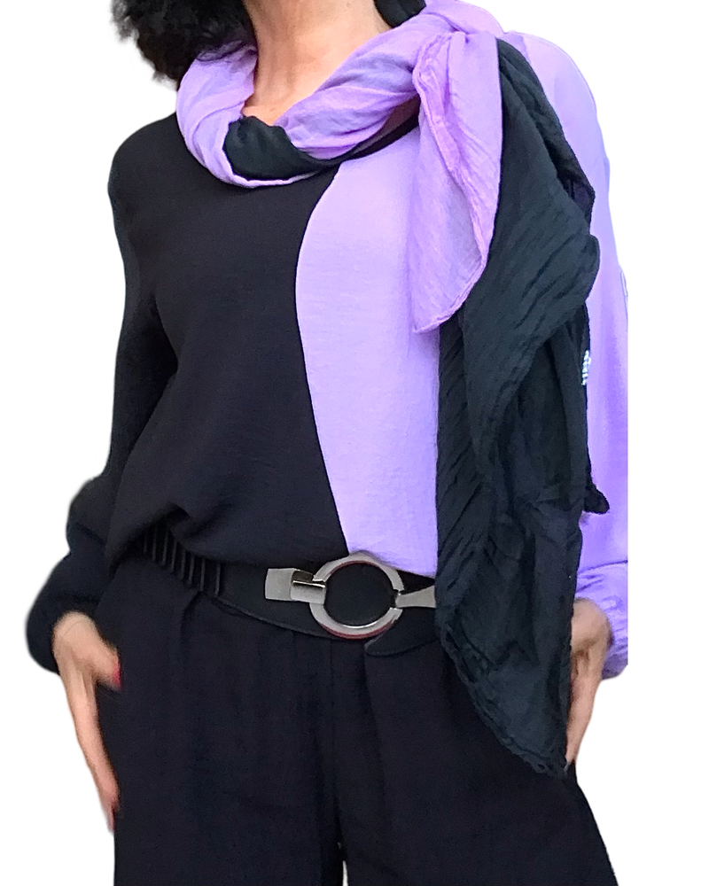 Blouse manches longues légère col en V color bloc Lilas et noir avec ceinture large élastique, en similicuir, noir et foulard noir et Lilas