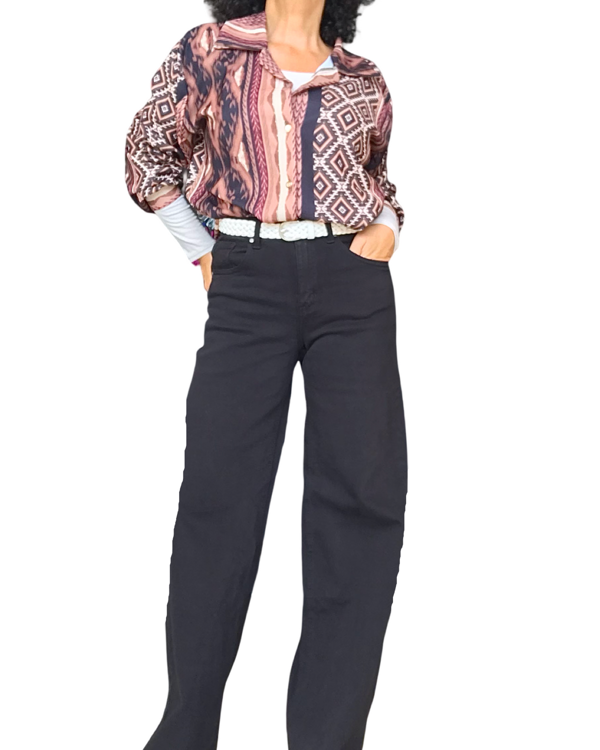 Chemise noire imprimé aztèque avec ceinture blanche et pantalon noir large – silhouette complète