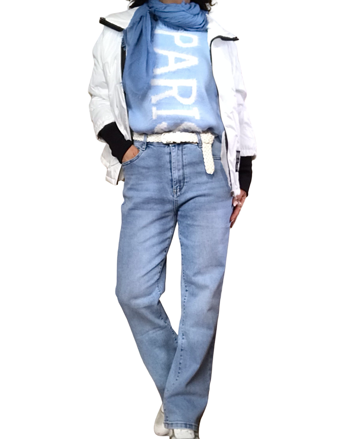 Chandail col rond en tricot bleu ciel avec « Paris » écrit en blanc sur le devant et sur les manches