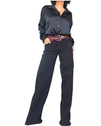 Pantalon droit noir porté avec une chemise noire en satin et une ceinture bourgogne – silhouette complète