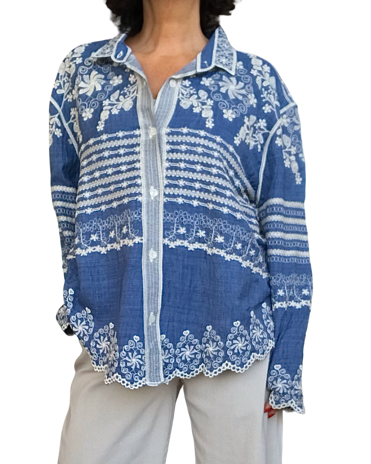 Chemise bleu jeans brodée blanc cassé à manche longue