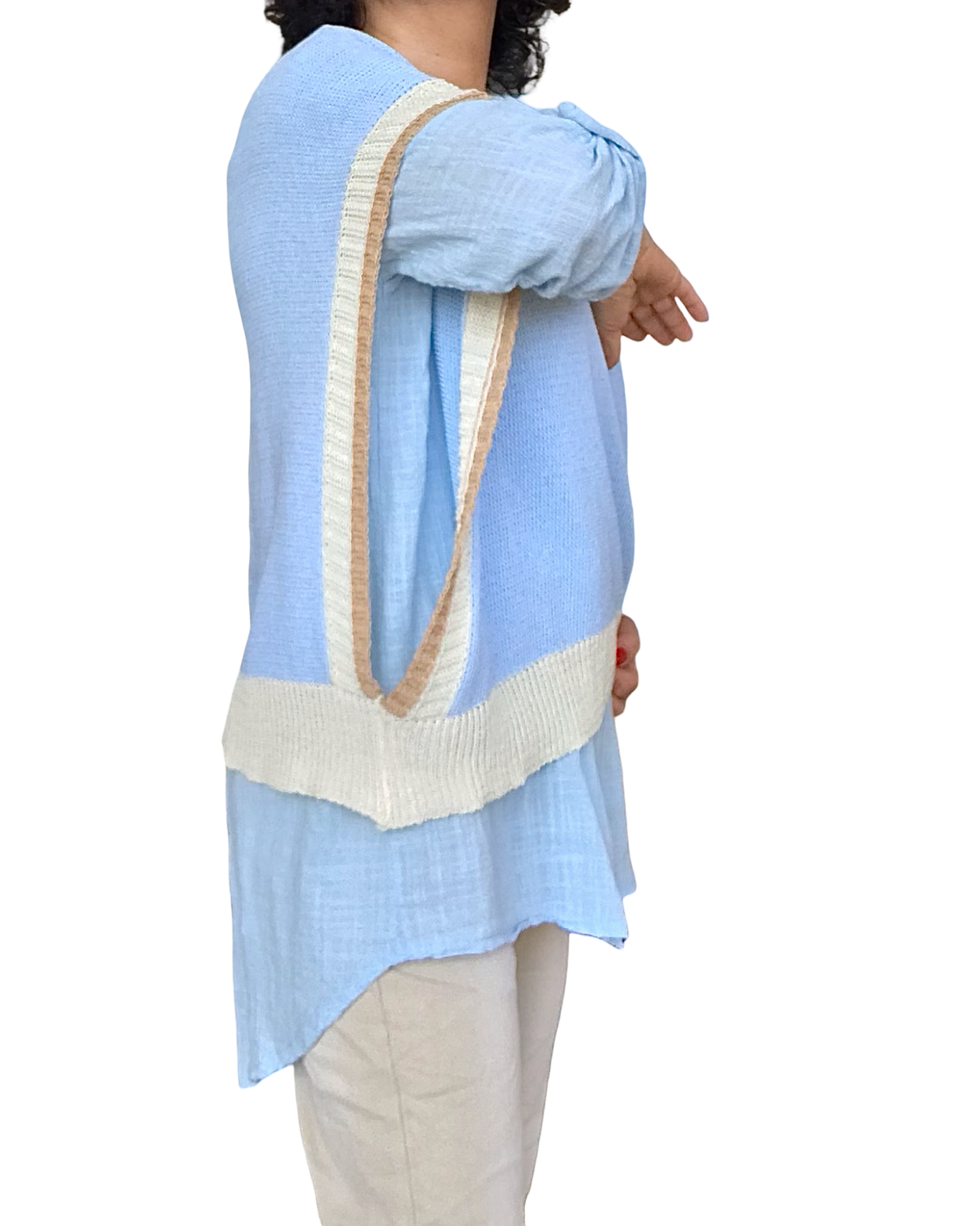 Débardeur en tricot bleu ciel ouvert sur les côtés col en V avec bande vanille au bas