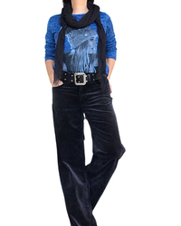 Chandail en tricot bleu royal à manche longue avec une jeune femme qui porte un bonnet