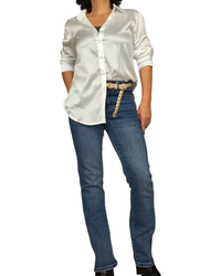 Chemise en satin blanche avec jeans