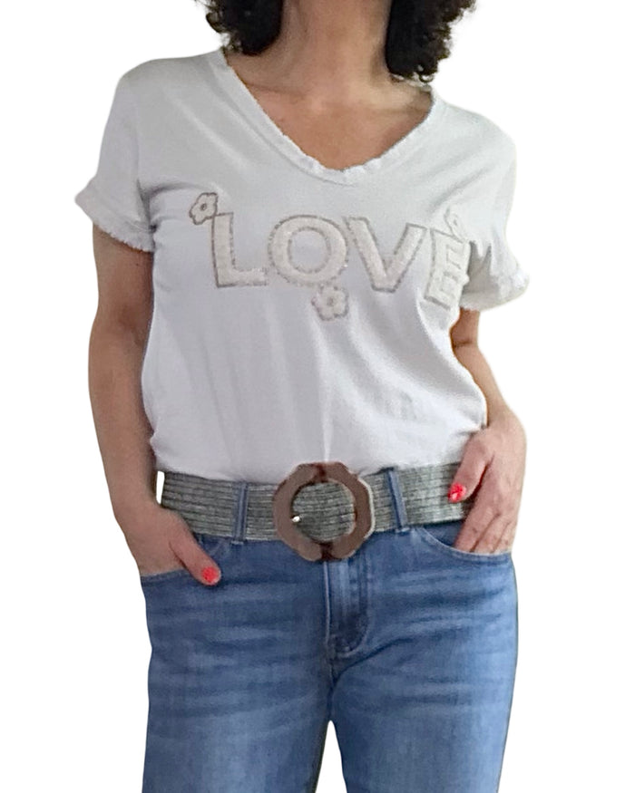 T-shirt beige  « LOVE » col en V
