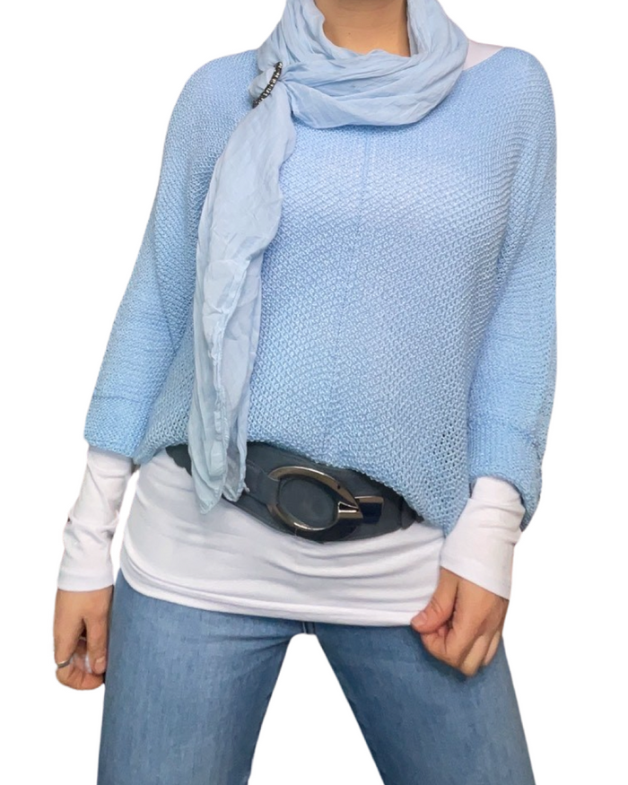 Chandail bleu pour femme à manche longue avec ceinture et foulard.