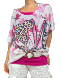 Chandail blanc col en V avec imprimé cœur et Love avec camisole gainante magenta