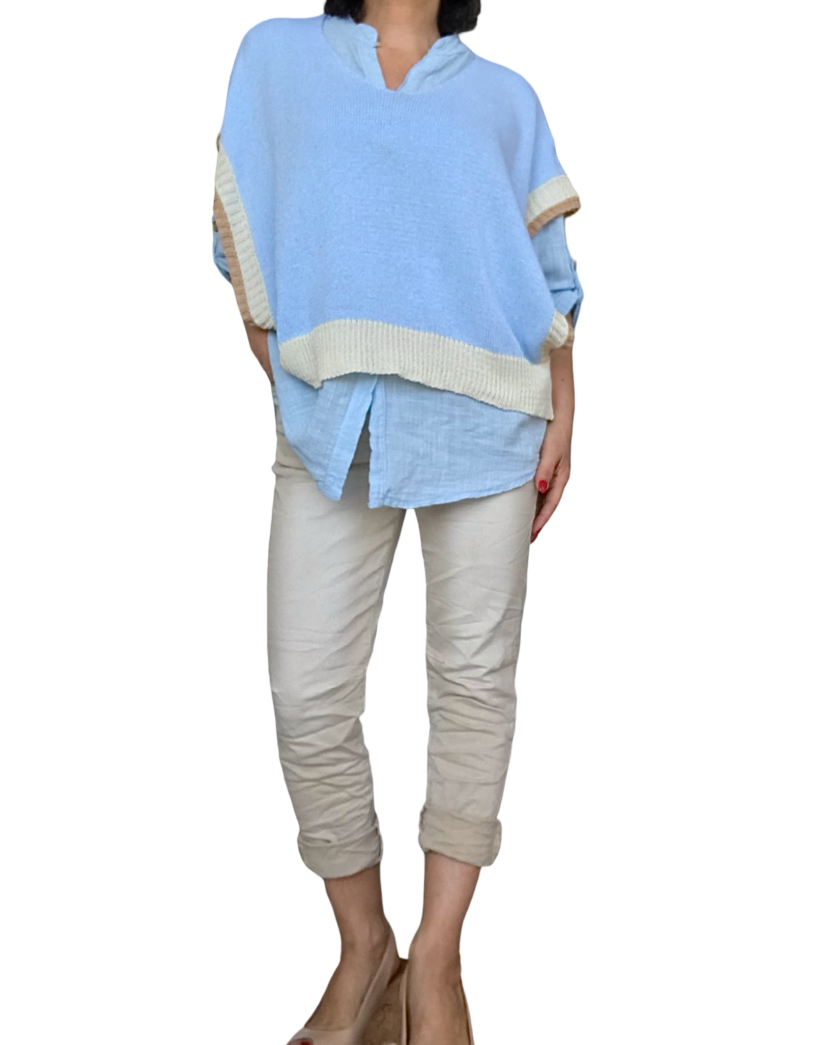 Débardeur en tricot bleu ciel ouvert sur les côtés col en V avec bande vanille au bas