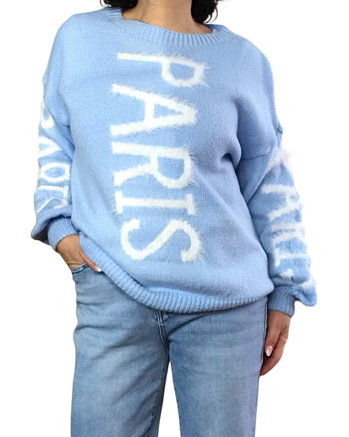 Chandail col rond en tricot bleu ciel avec « Paris » écrit en blanc sur le devant et sur les manches