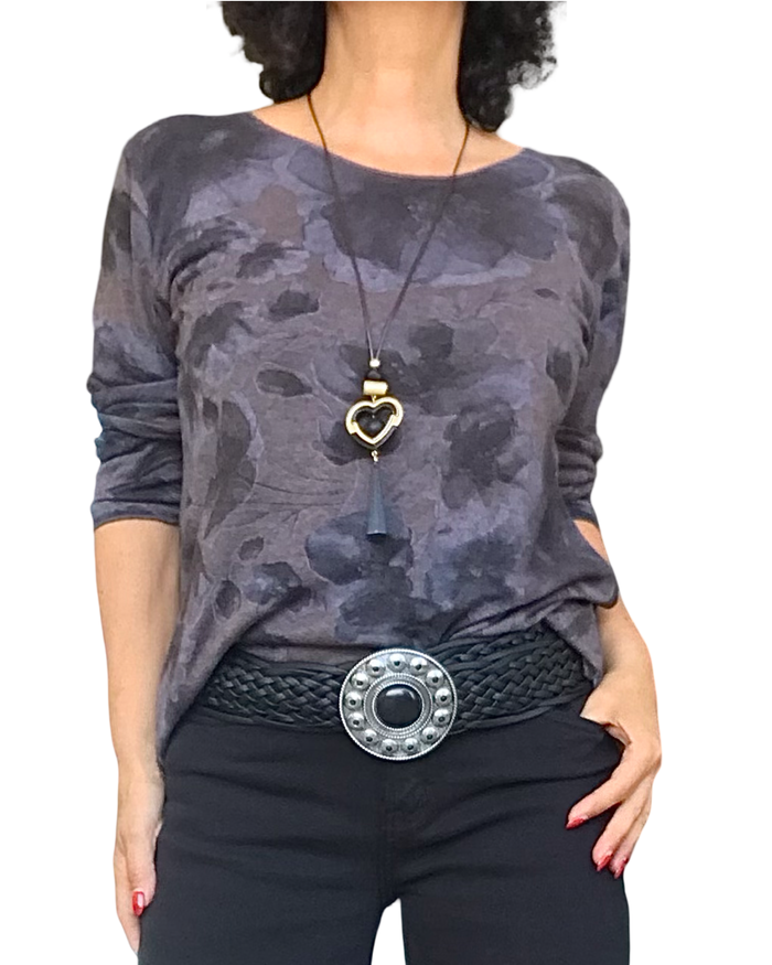 T-shirt manches longues brun à fleurs noires, brunes et grises porté avec long collier et ceinture à boucle argentée