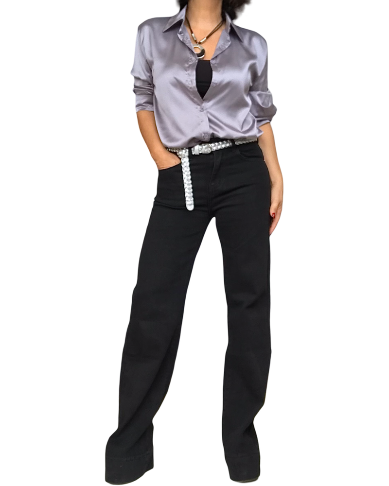 Chemise en satin grise avec jeans noir