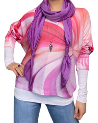 Chandail pour femme avec imprimé abstrait rose et mauve avec foulard, chandail blanc à manche longue et collier long.