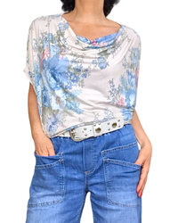 T-shirt fleuri bleu ciel col baveu, plissé sur les côtés