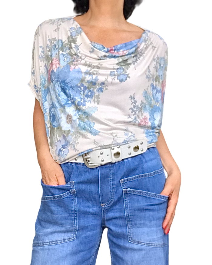 T-shirt fleuri bleu ciel col baveu, plissé sur les côtés