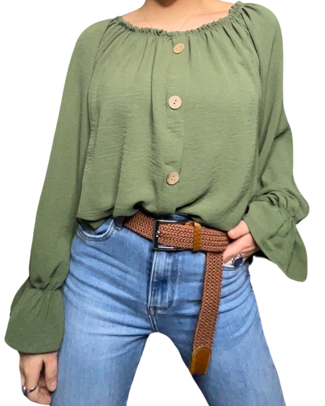 Blouse verte pour femme à manche longue avec ceinture et jeans.