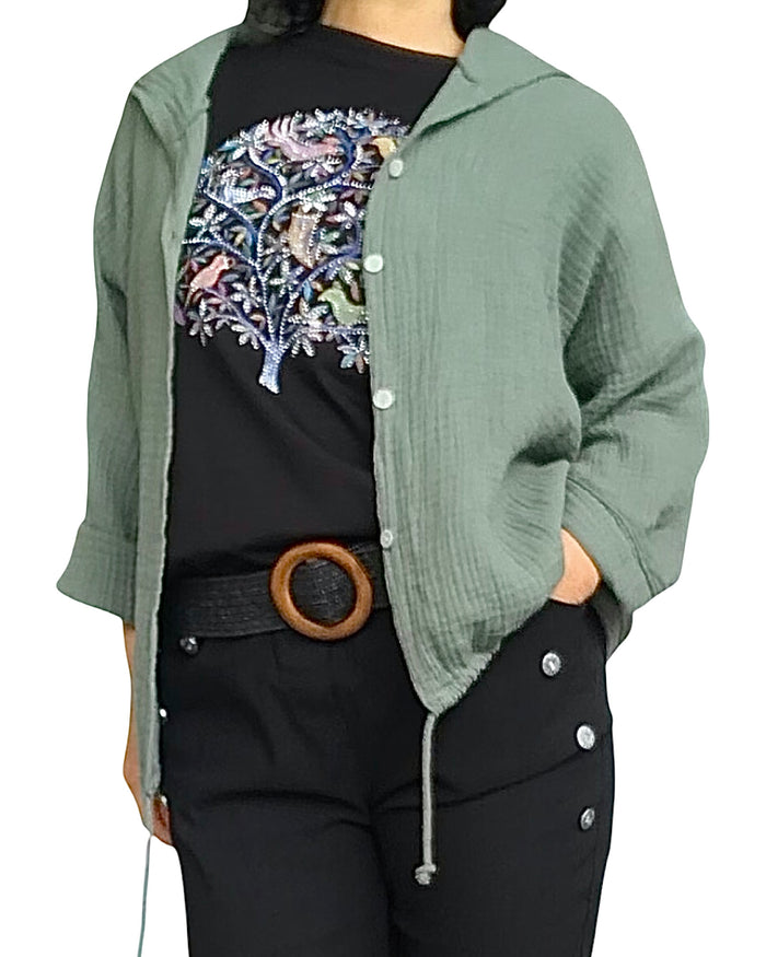 Chemise kaki, manches longues avec cordon au bas T-shirt noir, arbre de vie et ceinture élastique noire