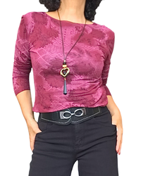 T-shirt bourgogne à grosses fleurs ton sur ton porté avec long collier et ceinture noire