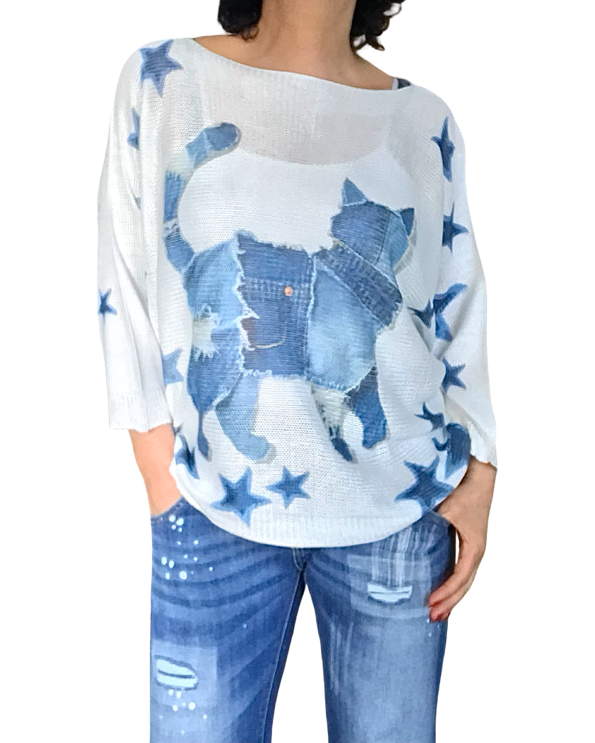 Chandail crème en tricot léger manche courte avec un chat habillé en jeans entouré d’étoiles bleues