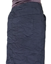 Jupe noire froissée taille élastique avec cordon et poches