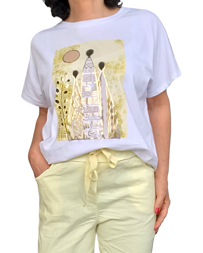 T-shirt blanc avec un dessin jaune pâle, noir et doré d’un dôme