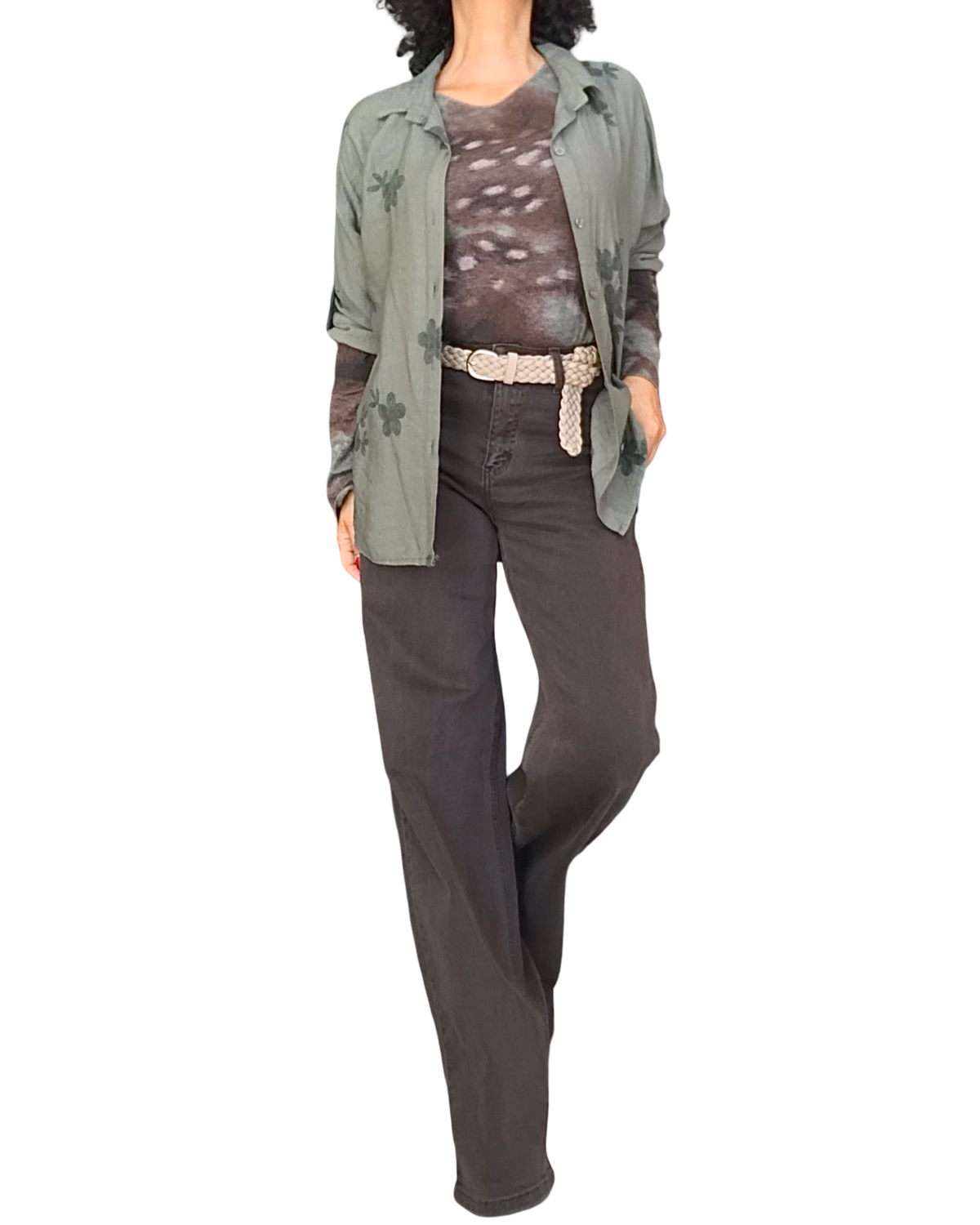 T-shirt imprimé arty porté sous une chemise kaki ouverte, avec pantalon brun – silhouette complète
