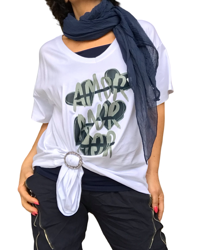 T-shirt blanc col en V avec imprimé de coeurs et amour avec foulard marine