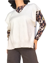 Débardeur en tricot beige col V porté en superposition – vue de face