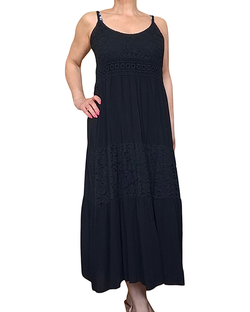 Robe longue noire avec dentelle au niveau du buste et au milieu de la robe