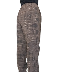 Pantalon brun à taille élastique avec cordon, imprimé d’un léger motif noir et petits carreaux dorés( Livraison 2 octobre)