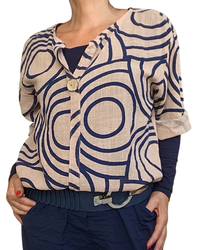 Blouse manche courte camel avec cercle bleu marin et gilet marine