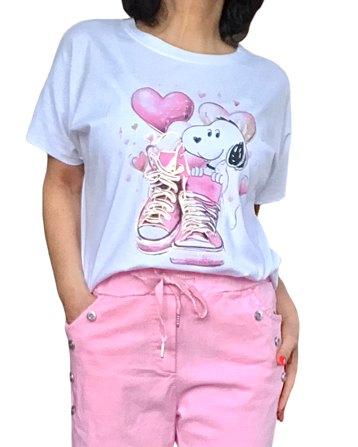 T-shirt blanc avec Snoopy en rose bébé sur des basket et 2 cœurs