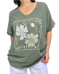 T-shirt kaki col V fleurs dorées – Léger & Stylé