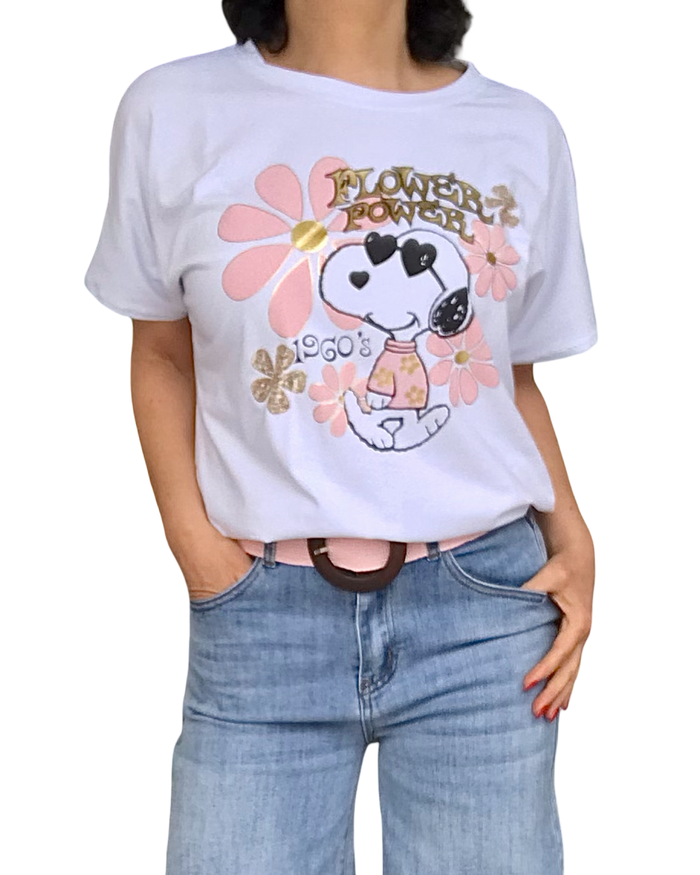 T-shirt blanc Snoopy en rose pâle et noir avec l’inscription « Power flower » en doré