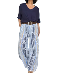 Pantalon palazzo rayé bleu marin, beige, bleu ciel et blanc avec des lettres blanches taille élastique