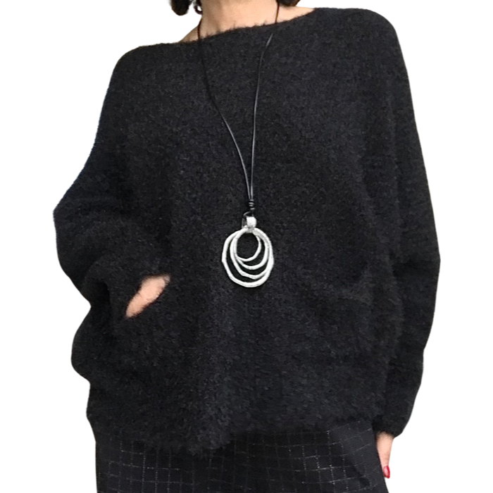 Chandail uni noir en tricot col en rond à manches longues avec collier