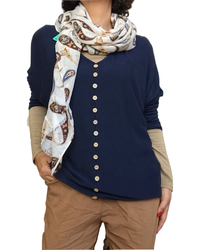 Chandail uni en tricot à manche longue, avec bouton devant bleu marin avec foulard beige paisley