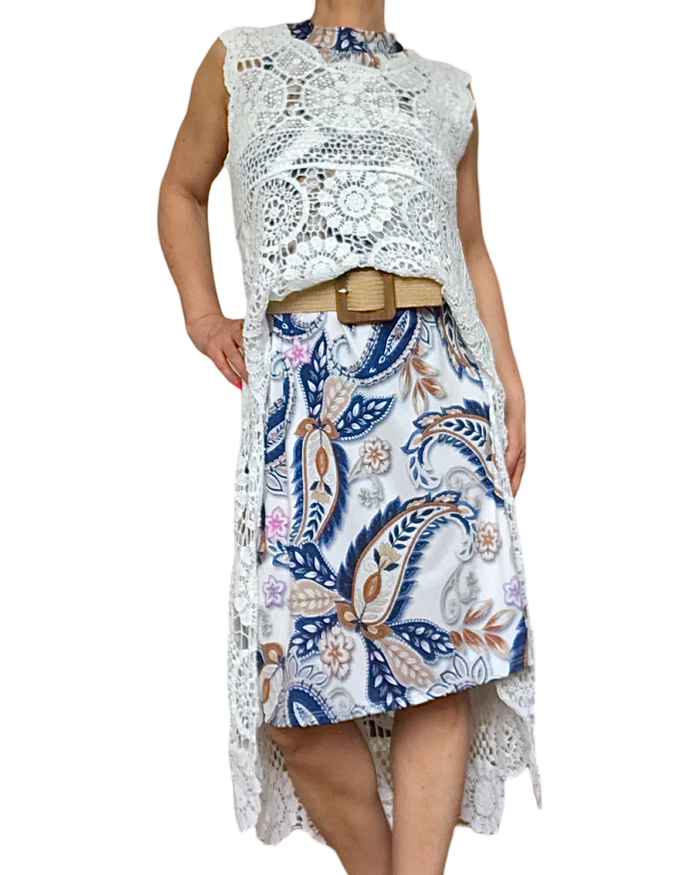Robe au genou blanche imprimé Paisley marine avec tunique en crochet et ceinture élastique, couleur paille