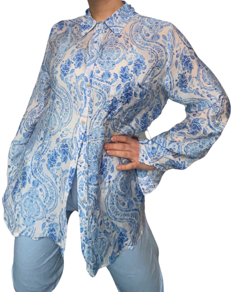 Chemise blanche pour femme imprimé de motifs floraux avec pantalons bleu ciel.