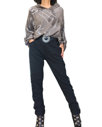 Tunique brune à écritures beige et capuchon avec pantalon noir et bottines – silhouette complète