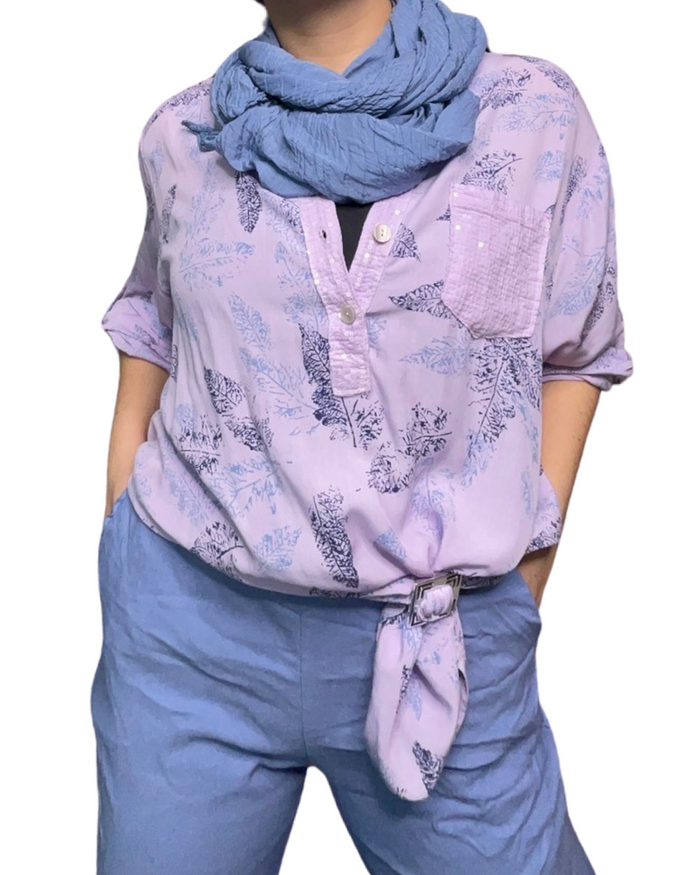 Blouse femme lilas avec imprimé de feuilles à manche 3/4 avec foulard et pantalon bleu.