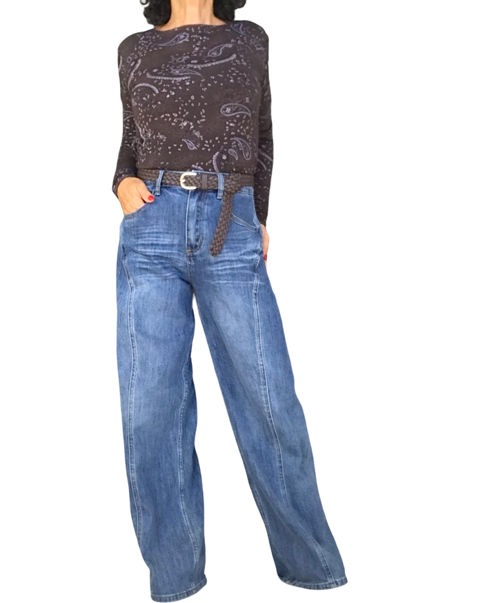 T-shirt brun motif Paisley avec jeans bleu large – silhouette complète