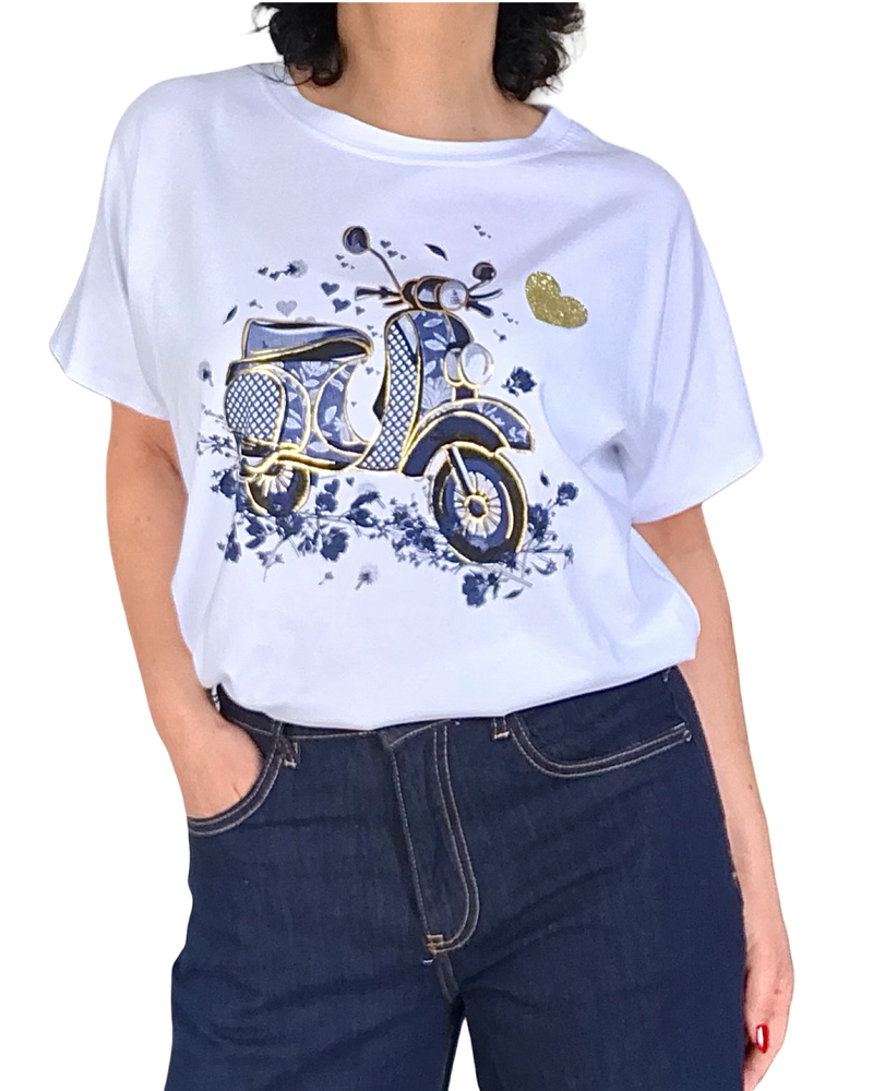 T-shirt blanc avec un dessin de vespa marine et noir surligné en doré ( PREVENTE Livraison 17 mars)