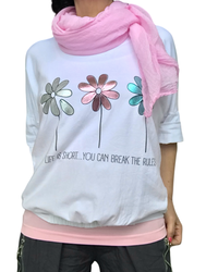 T-shirt blanc avec imprimé de trois fleurs métalisées avec foulard rose pâle