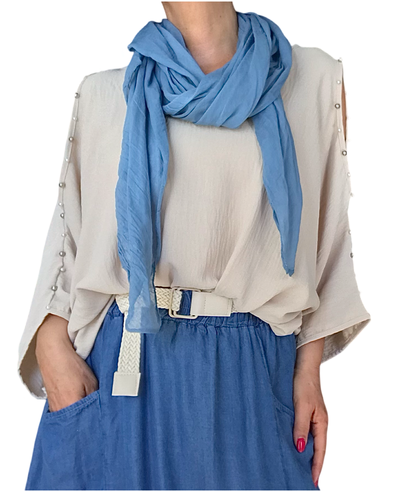 Chandail uni léger avec épaules ouvertes beige avec foulard bleu jeans et ceinture en similicuir tressé, étroite, off White