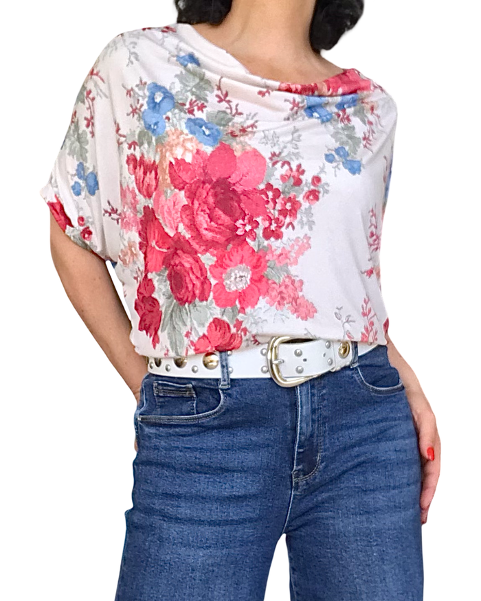T-shirt fleuri rouge col baveu, plissé sur les côtés
