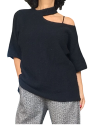 Chandail uni noir en tricot, épaule dégagée, manche courte ( Livraison 2 octobre)
